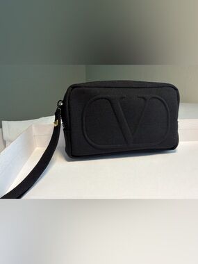 New,authentic small Valentino beauty Black Logo Wrist Strap
Pouch